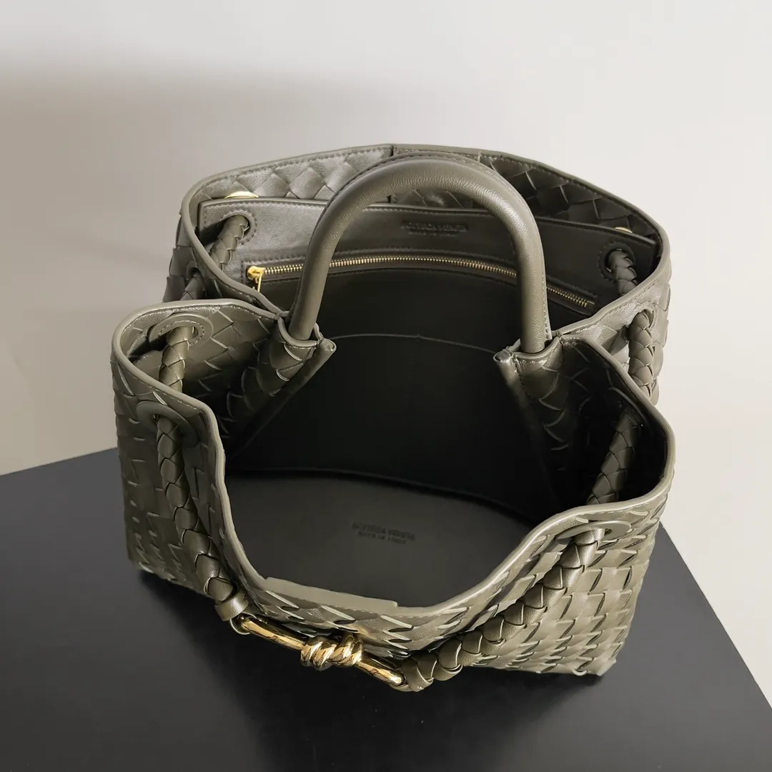 The 2023 new Andiamo batch of 2260 BV has been shipped‼ ️Really popular🔥The new Andiamo woven handbag launched by Bottega Veneta this season is really popular all over the world! ! Celebrities at home and abroad have worn it, and Oscar-winning actress Michelle Yeoh has taken it out on the street. Song Jia, Trai Yara, Yu Feihong, Sanji Ayaka, Rosie Hunting-Whiteley, Yoshioka Riho, etc. have all picked up this bag. It is classic and versatile, showing off its temperament, and the bag capacity is also large, which is very convenient for daily commuting! ! A variety of carrying methods, the shoulder straps can be adjusted by yourself, the original lambskin feels soft and delicate, and the unisex style breaks gender boundaries and brings a more practical and long-lasting use experience. Andiamo has both elegant and casual styles, which perfectly interprets "fashionable old money style". Style number: 743572 Size: 32*24*12